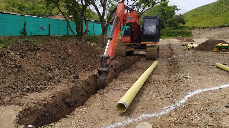 Excavación mecanizada para la instalación de redes de servicios públicos en el Proyecto "El Origen" 