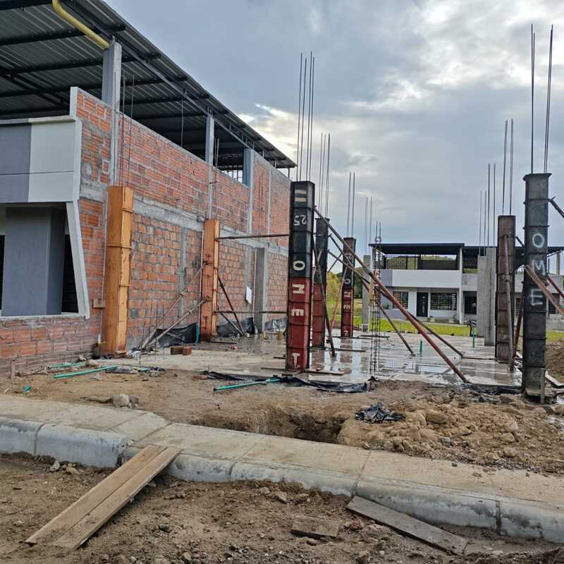 Construcción en marcha con un compromiso constante por la calidad y el cumplimiento.