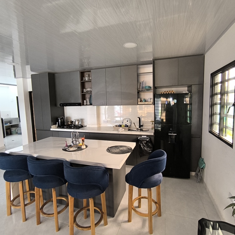 Cocina y comedor: Espacios funcionales con acabados contemporáneos para disfrutar cada día.